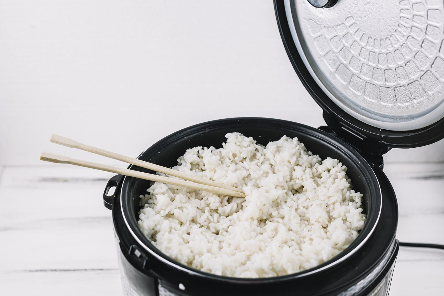 What are the advantages of a rice cooker?