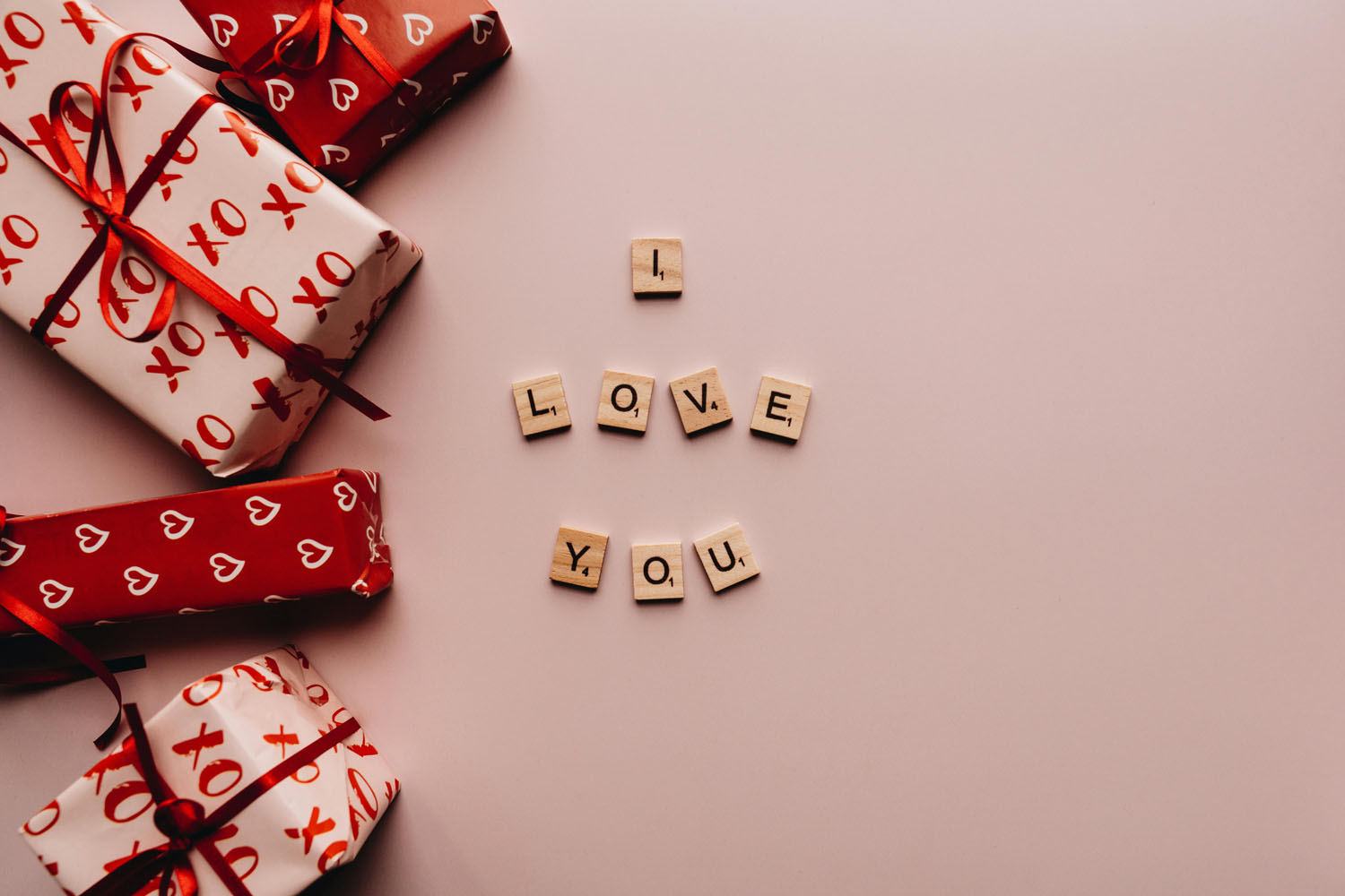 Gifts That Say “I Love You” to a Girl: The Ultimate Guide to Meaningful Presents