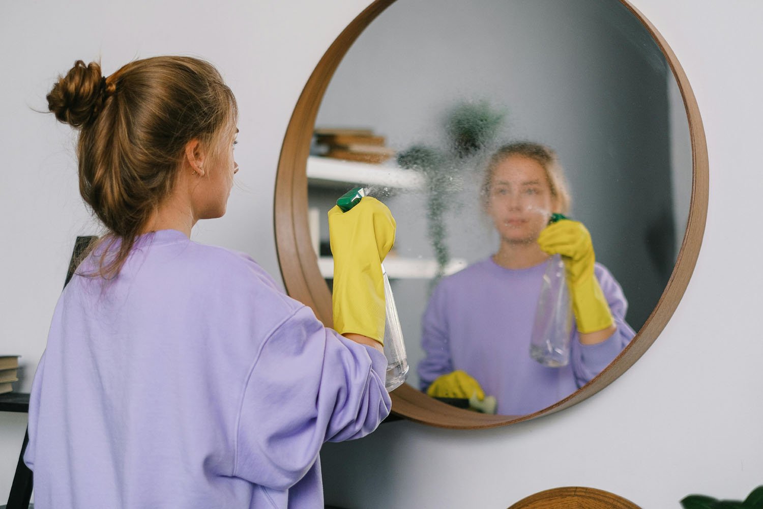 How do you clean a mirror without staining it? - InStock