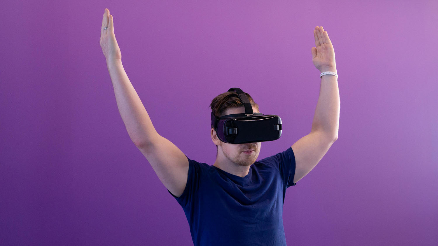 What does a virtual reality headset do?