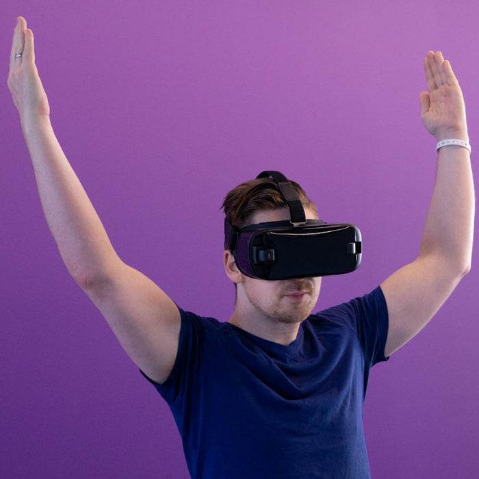 What does a virtual reality headset do?