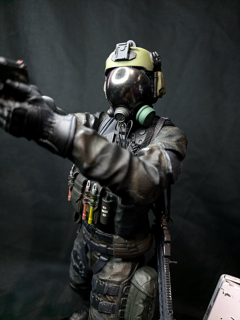 1/6 Resident Evil 7 Chris Redfield Statue with Interchangeable heads