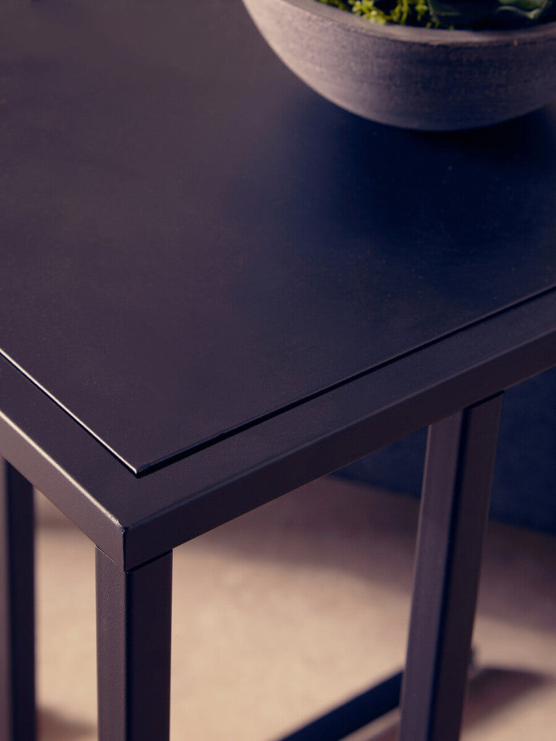 Black Powder Coated Metal Side Table with C-Shaped Design, Acero | Acero