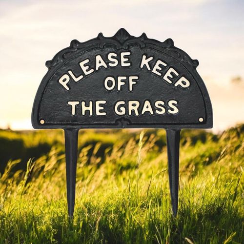 26CM CAST IRON KEEP OFF GRASS WALL SIGN - InStock