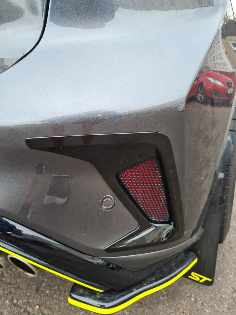 Carbon Fibre Look Rear Bumper Reflector Surround for MK4 / MK4.5 Focus | CEUK