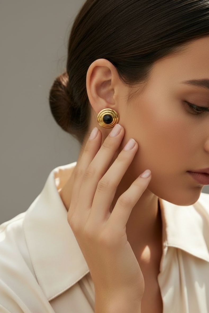 Como Large Round Stud Earrings Onyx Gold