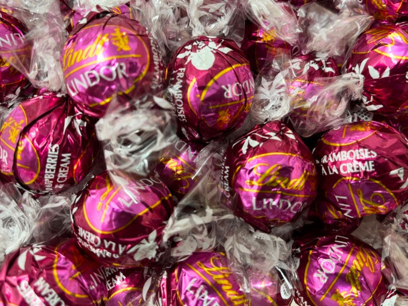 Raspberry & Cream Milk Chocolate Lindt Lindor