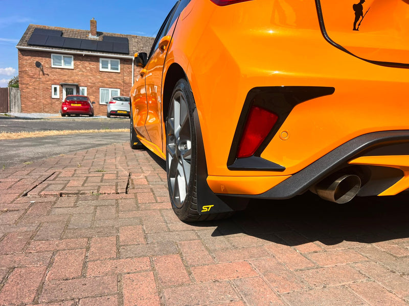 Carbon Fibre Look Rear Bumper Reflector Surround for MK4 / MK4.5 Focus | CEUK