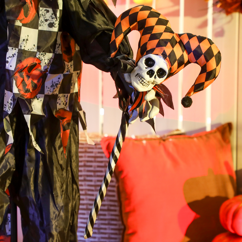 Outsunny Sound Activated Halloween Animatronics Clown with Red Light Up Eyes