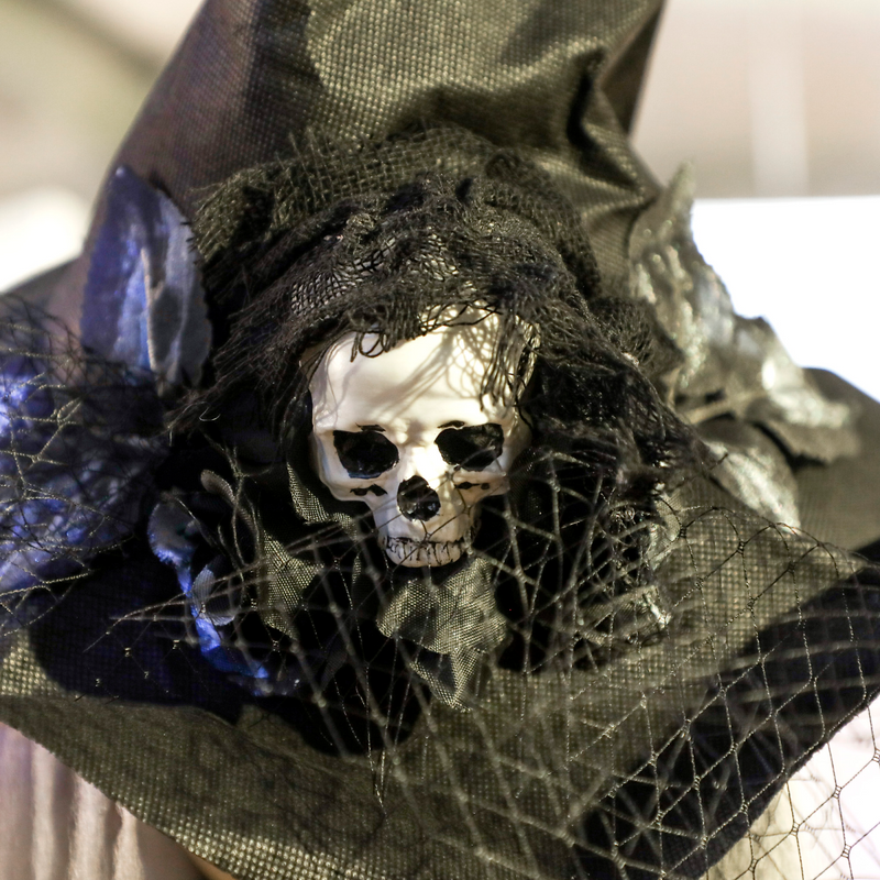 Outsunny Voice Activated Halloween Animatronics Standing Witch, Black