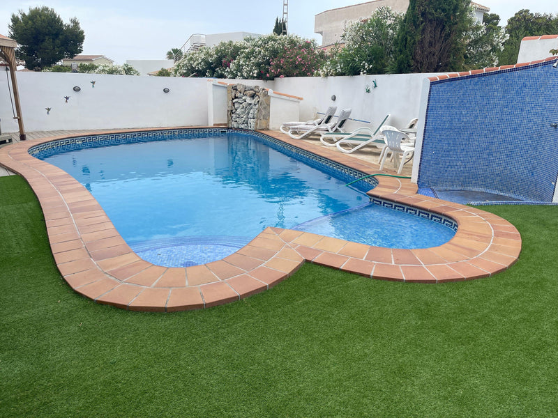 Swimming Pool Surround Synthetic Grass