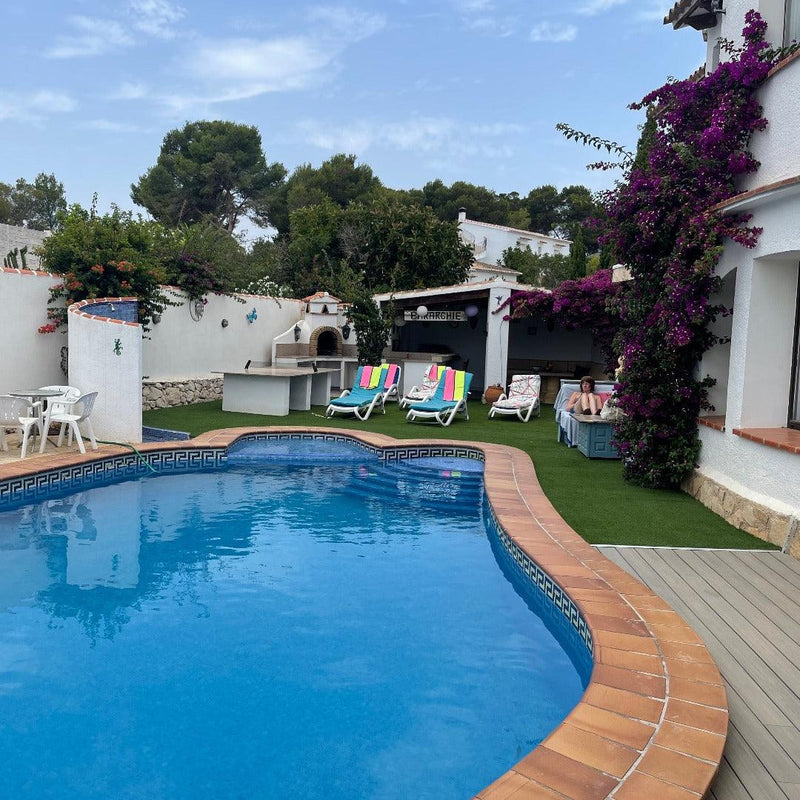 Swimming Pool Surround Synthetic Grass