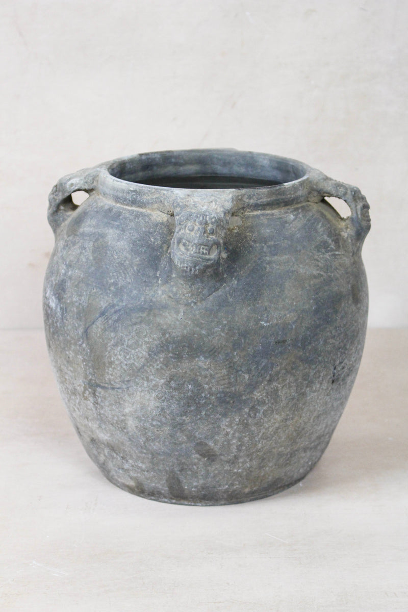 Vintage Lion Ears Dark Pot - DE.16
