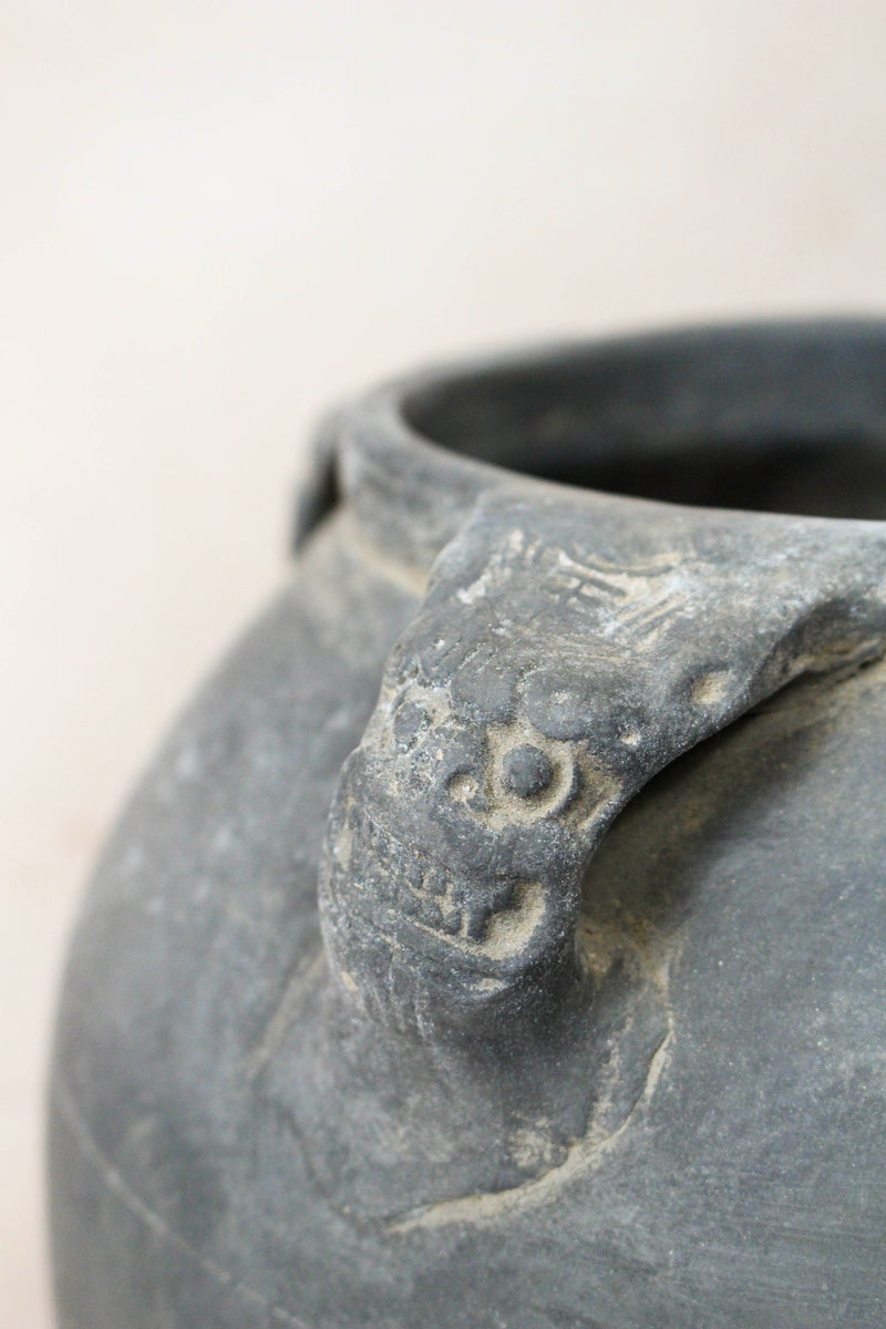 Vintage Lion Ears Dark Pot - DE.31
