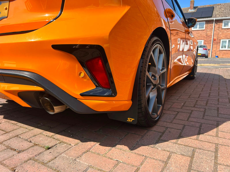 Carbon Fibre Look Rear Bumper Reflector Surround for MK4 / MK4.5 Focus | CEUK