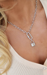 ikrush-faye-lock-pendant-necklace-1661005731DSC-7658.jpg