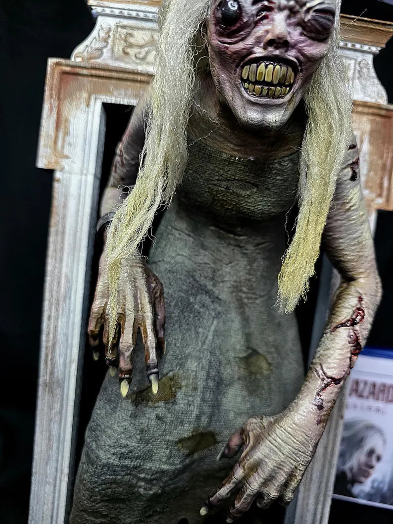 Resident Evil Requiem 'The Hag' Stalker monster 1/6 statue