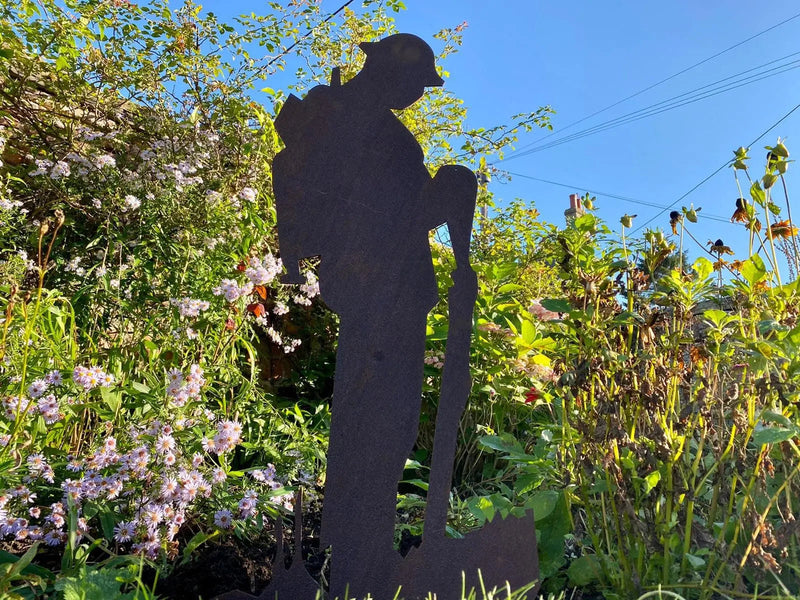 Rusty Metal Lest We Forget Soldier Decoration Statue, Remembrance Feature