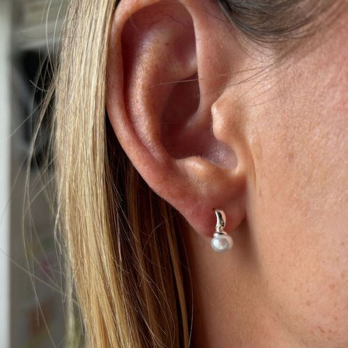 https://images.avasam.com/?url=https://avasamnew.s3.amazonaws.com/live//8546-NP_HOOP_PEARL_STUD_EARRINGS_silver_UK_womens_gift_ayedogifts.co.uk_..jpg&w=500