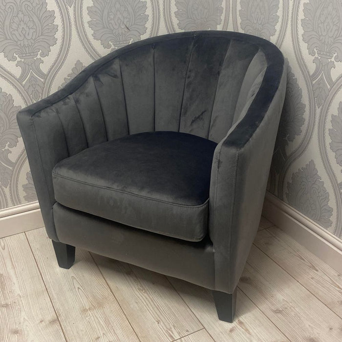 Premium Velvet Armchair: Stylish, Comfortable & Durable - Perfect for Any Space!