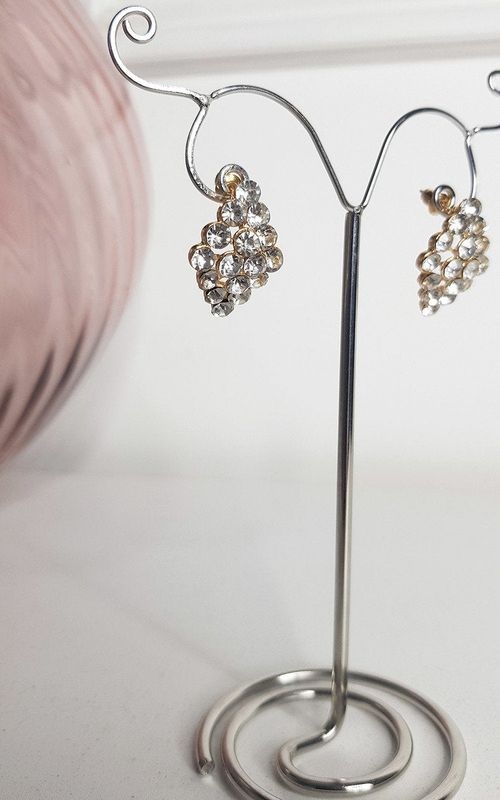 https://images.avasam.com/?url=https://avasamnew.s3.amazonaws.com/live//ikrush-nina-embellished-earrings-1639076891526955-01.jpg&w=500