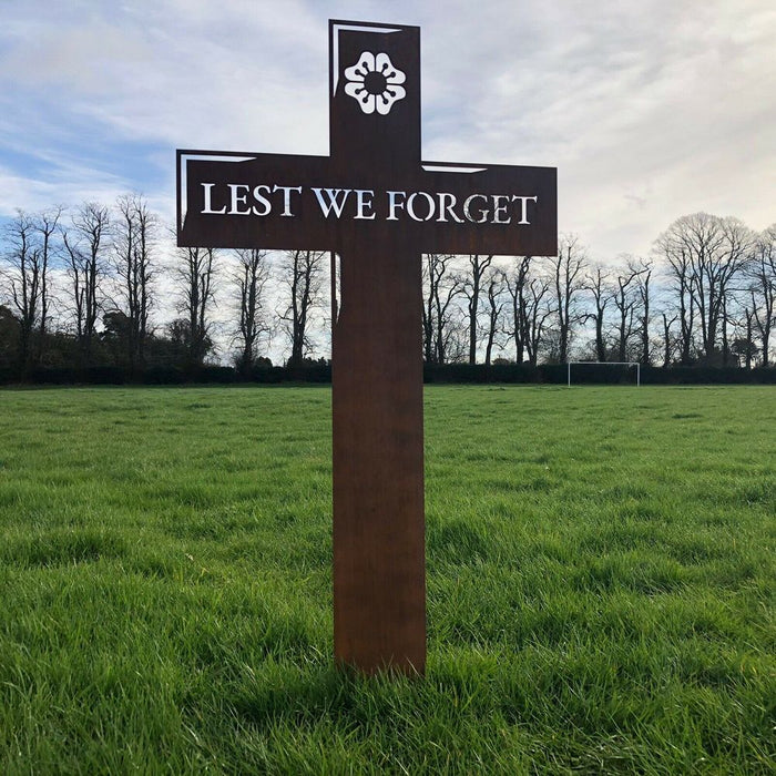 RUSTY METAL GARDEN DECORATION Lest We Forget REMEMBRANCE CROSS