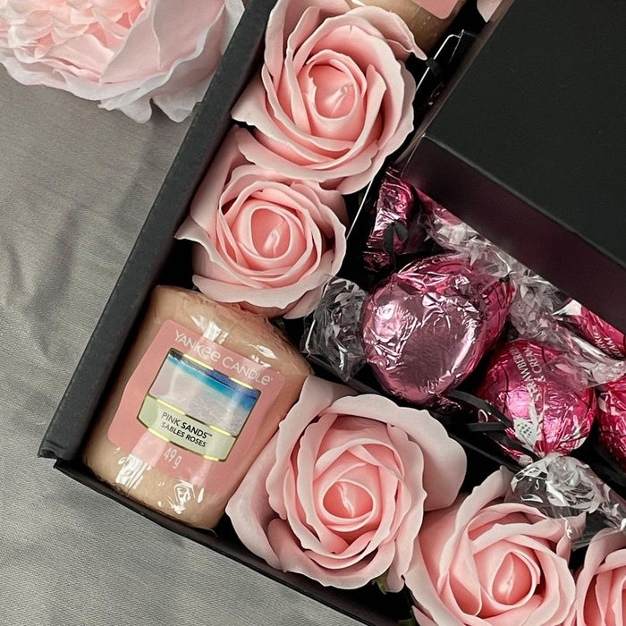 Yankee Candle Ultimate Gift Hamper With Pink Roses