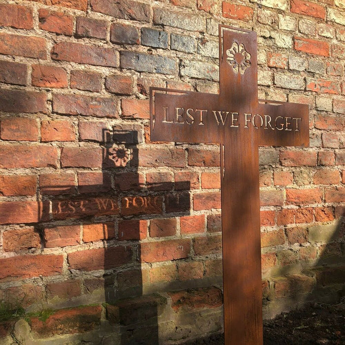 RUSTY METAL GARDEN DECORATION Lest We Forget REMEMBRANCE CROSS