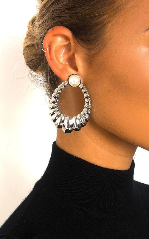 https://images.avasam.com/?url=https://avasamnew.s3.amazonaws.com/live//ikrush-iggy-pearl-detail-statement-hoop-earrings-1568377900DSC-4423.jpg&w=500