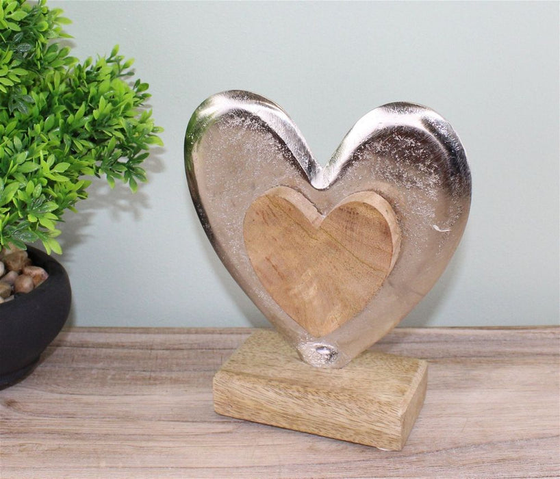 Rustic Heart Décor: Metal & Wood Craftsmanship