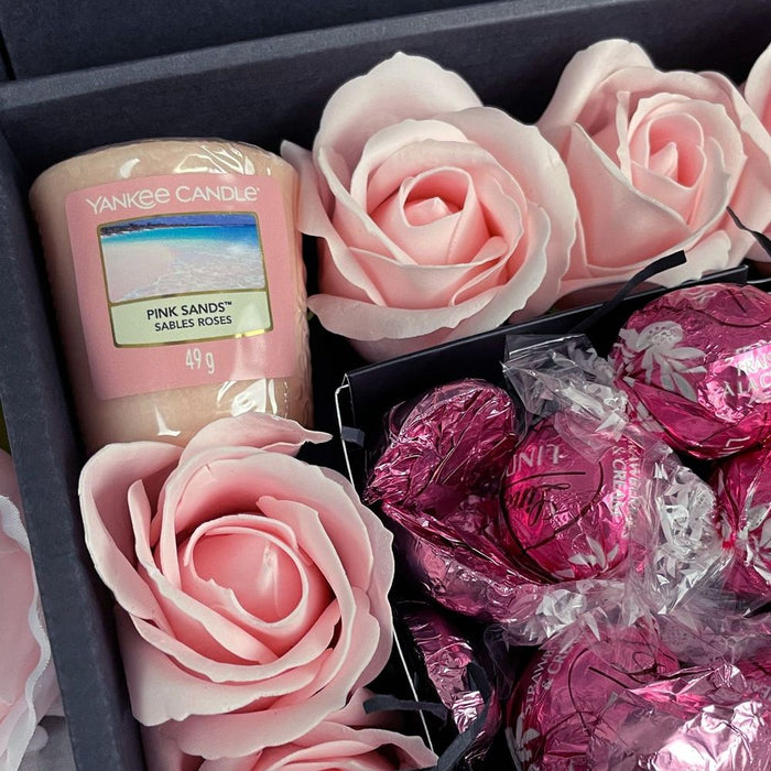 Yankee Candle Ultimate Gift Hamper With Pink Roses