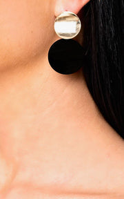 https://images.avasam.com/?url=https://avasamnew.s3.amazonaws.com/live//ikrush-heather-stud-circle-earrings-1536920014513258.jpg&w=500