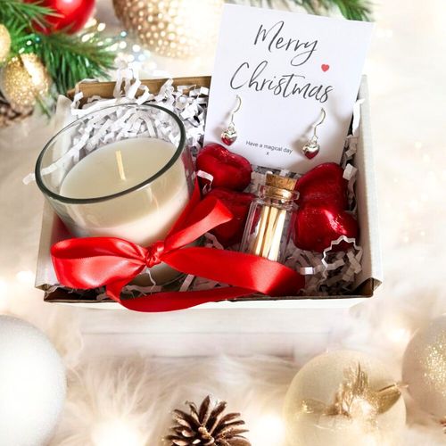 https://images.avasam.com/?url=https://avasamnew.s3.amazonaws.com/live//00610-CD-FH-SMBX_Small_Merry_Christmas_Gift_Hamper_-_Silver_Heart_Bracelet_Chocolates_Candle...jpg&w=500