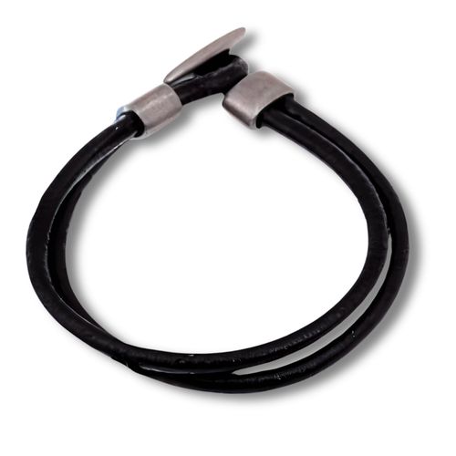 https://images.avasam.com/?url=https://avasamnew.s3.amazonaws.com/live//BLACKLEATHERHOOKBRACELET...jpg&w=500