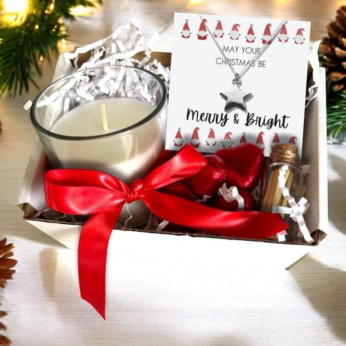 https://images.avasam.com/?url=https://avasamnew.s3.amazonaws.com/live//00408-CD-NK-SMBX_Small_Merry_Christmas_Gift_Hamper_-_Silver_Heart_Necklace_Chocolates_Candle.jpg&w=500