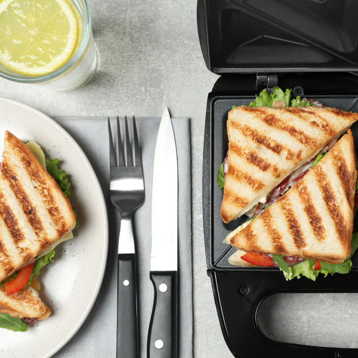 Efficient 750W 3-IN-1 Snack Maker - Perfect Toasties, Wraps, and Sandwiches