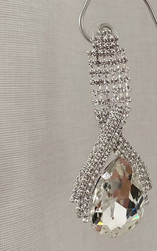 https://images.avasam.com/?url=https://avasamnew.s3.amazonaws.com/live//ikrush-mirha-diamante-drop-earrings-1658251621IMG-0796.jpg&w=500