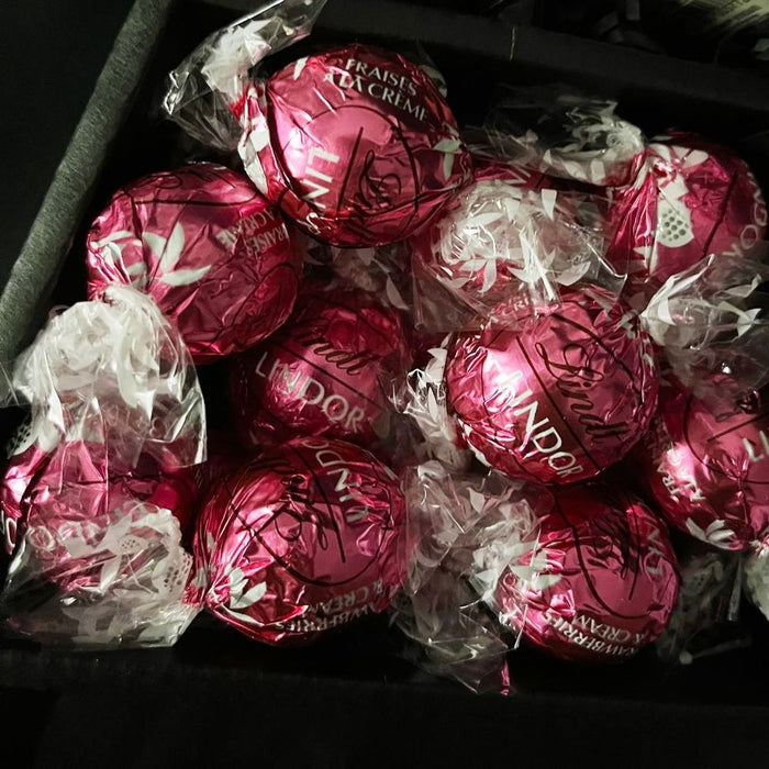 Lindt Lindor & Yankee Candle Signature Chocolate Bouquet With Pink Roses