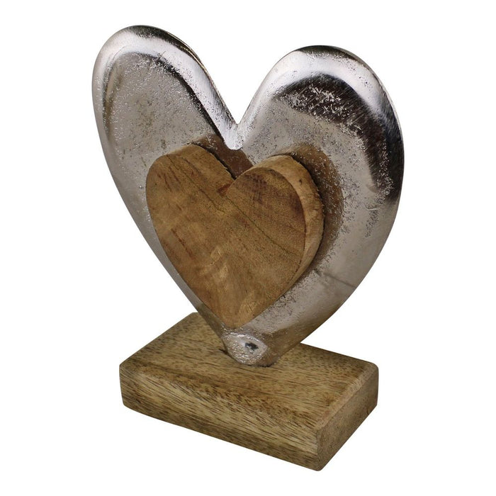 Rustic Heart Décor: Metal & Wood Craftsmanship